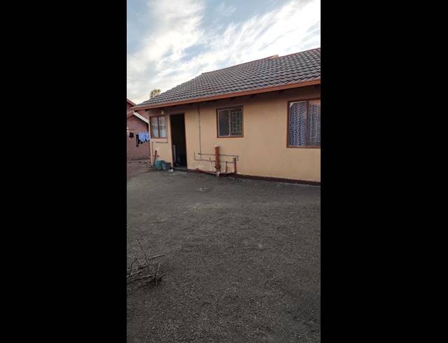 2 BEDROOM HOUSE FOR SALE IN BOITEKONG EXT 1